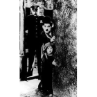 Chaplin caracterizado como Charlot en un fotograma de «El chico»