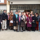 Asociados y autoridades a la puerta de las dependencias.