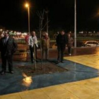 El alcalde recorrió a media tarde de ayer la nueva avenida de la Ciudad Deportiva acompañado de vari