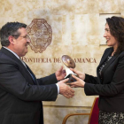 La presidenta de las Cortes de Castilla y León, María Josefa García, entregando el premio.