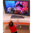 Un niño se acerca a una pantalla.