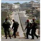 Tropas del ejército libanés toman posiciones en un campo palestino