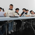 Los alumnos se sentaron en círculo, como antaño, para celebrar el concejo abierto.