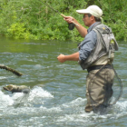 Un pescador entra en un cauce truchero para intentar una captura.