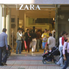 En el establecimiento de Zara en la calle Camino de Santiago trabajan 17 personas.