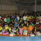 El corro se quedaba pequeño para los campeones de las primeras categorías de la lucha.
