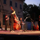El grupo ofrece música de dulzaina, gaita, guitarra, bouzuki, flauta y acordeón, entre otras.