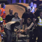 Un equipo de emergencia atiende a unos de los heridos del ataque terrotista