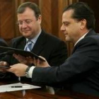 Antonio Silván y Mario Amilivia rubricaron el acuerdo ayer en León