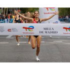 Marta García levanta los brazos como vencedora en Madrid. GUILLÉN
