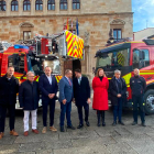 El presidente de la Diputación de León, Gerardo Álvarez Courel, y el consejero de Medio Ambiente, Vivienda y Ordenación del Territorio, Juan Carlos Suárez-Quiñones, en la presentación de los vehículos ante el Palacio de los Guzmanes. RAMIRO.
