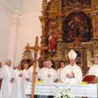 La misa en honor a Monseñor Ramiro fue celebrada por 16 sacerdotes y a ella asistió el pueblo al com