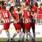 Los jugadores del Almería celebran el ascenso.