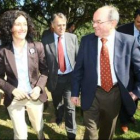 Belén Fernández con Fernández Liñares y, en segundo plano, Francisco Álvarez y Ramón