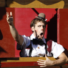 Expresiva imagen de uno de los miembros de una compañía en una edición pasada del Festival de Teatro de Santa María.