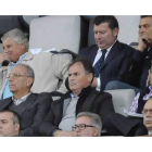 Javier Baena, tercero por la izquierda en la fila de arriba, en el palco de Las Palmas junto al ex presidente Luis Sicilia, el pasado domingo.