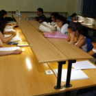 Los estudiantes se concentraron ayer en la biblioteca para exigir más tiempo de apertura.