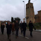 Orejas, con los alcaldes, en la carretera que se pretende arreglar, a su paso por San Millán.
