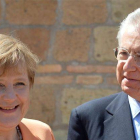 La canciller alemana, Angela Merkel, junto al primer ministro italiano, Mario Monti.