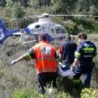 El personal sanitario traslada al herido al helicóptero medicalizado