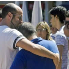 Amigos de Carlos Sáenz de Tejada lloran su muerte en la concentración celebrada hoy en Burgos.