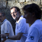 El ex presidente del Gobierno, Mariano Rajoy (c), de senderimos por Pontevedra. ÓSCAR CORRAL
