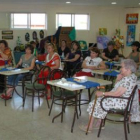 Varias participantes en los talleres muestran sus trabajos.