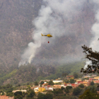 El humo provocado por el incendio forestal que afecta a la isla de Tenerife es visto este sábado sobre el valle de La Orotava. ALBERTO VALDÉS