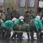Militares descargan el segundo grupo de ocho cadáveres de las víctimas.