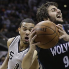 Ricky intenta penetrar a canasta ante los Spurs.