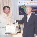 Marqués recoge el premio de manos de Antonio Martín, de Cata Añada