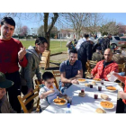 Una de las familias participantes en la fabada popular, previa al concierto de Semana Santa.