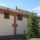 Fachada de la nave principal de la bodega que Casto Pequeño tiene en la parte más alta de Valderas.