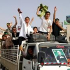 Un grupo de kurdos celebra en Sulaimaniya la toma de Bagdad por las tropas anglonorteamericanas