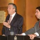 El presidente de Argentina contesta en la rueda de prensa con Aznar