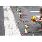 Una mujer coloca flores en el lugar de los hechos. TASOS KATOPODIS