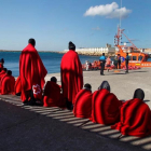 Inmigrantes rescatados en el estrecho de Gibraltar, en el puerto de Tarifa, el pasado fin de semana.