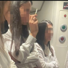 Imagen de algunas de las fumadoras durante el trayecto en tren. NOFUMADORES.ORG