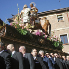 Paso de la procesión por la plaza de San Martín, ayer, en la mañana dominical. F. OTERO PERANDONES