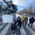 Vendedores del rastro de León protestan por la prohibición del Ayuntamiento a colocar sus puestos a causa de la nieve. M. R.
