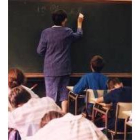 Una profesora impartiendo clase, en una imagen de archivo