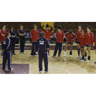 El seleccionador Jorge Dueñas conversa con las jugadoras antes de afrontar el primer entrenamiento de España en el Palacio Municipal de Deportes.