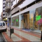 Los obreros ultiman los últimos detalles del nuevo establecimiento de Zara en Ponferrada