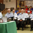 Los nuevos doctores, antes de ser investidos como tales, ante el mural que recuerda a San Isidoro, célebre erudito y doctor de la Iglesia.