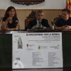 La edil Carmen Martínez, el alcalde, José Miguel Palazuelo, y Carlos Ramos, codirector del curso. A.V.