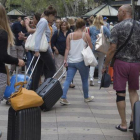 Turistas con maletas en Barcelona.