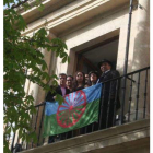 Colocación de la bandera del pueblo gitano en el balcón.