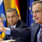 Corbacho se debate entre las presiones internacionales y poderosos sectores españoles.