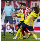 Simao Sabrosa trata de superar a dos jugadores del Barcelona, Jeffren y el capitán Puyol.