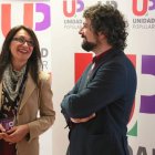 La diputada Sol Sánchez y el portavoz de IU en las Cortes, José Sarrión, ayer, en el acto. DE MIGUEL